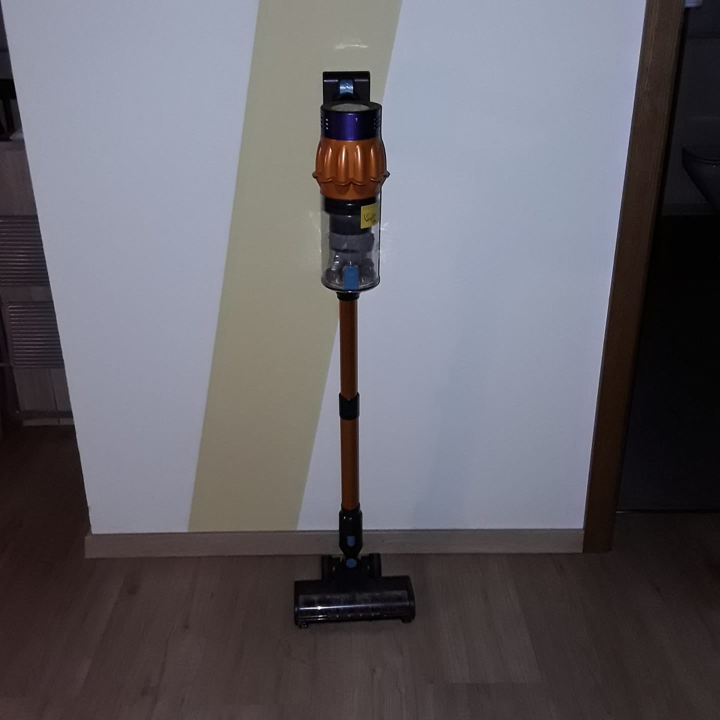 Airvac V18 steht frei vor einer Wand