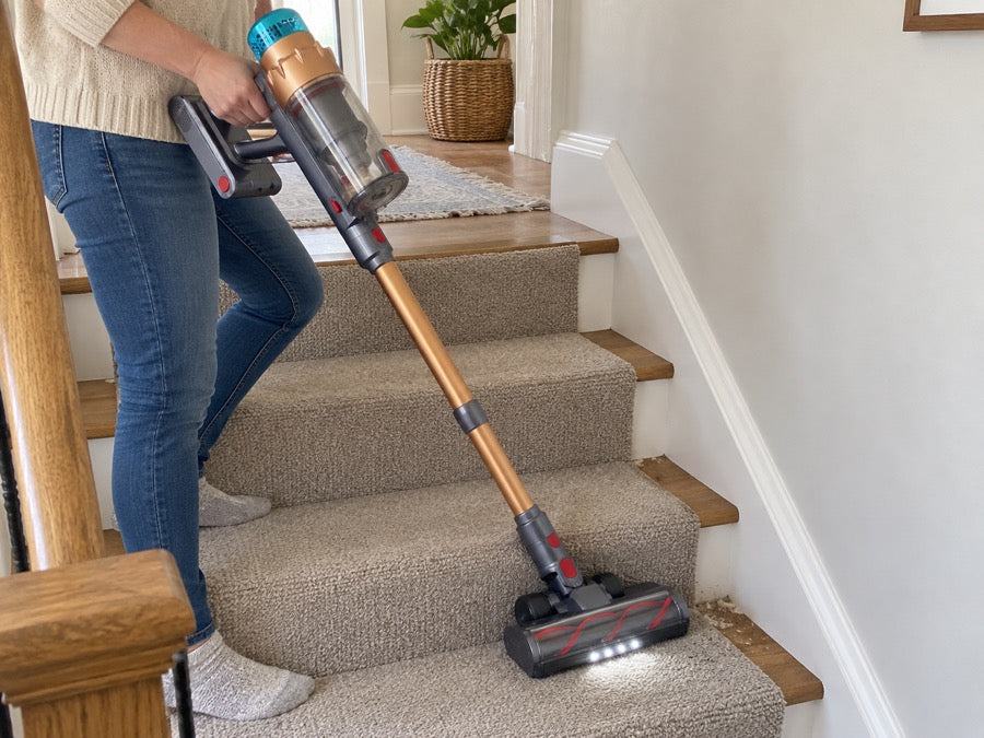 Airvac V18 beim Reinigen einer Treppe
